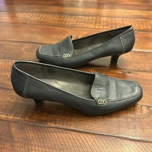 AEROSOLES Black Leather Low Heel Loafers